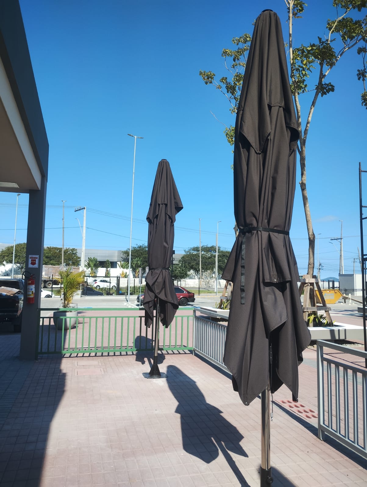 Ombrelone Laguna Umbrosa — com pilar central de grande escala em área externa — foto 4