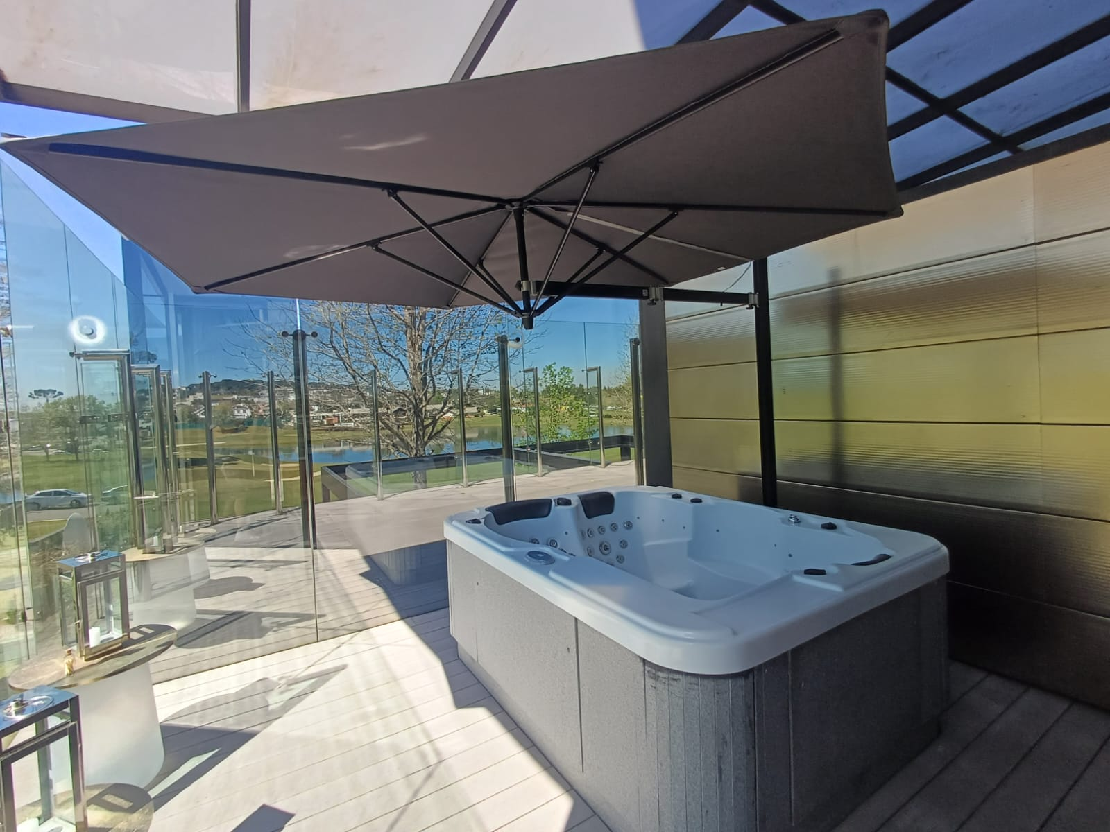 Ombrelones Umbrosa instalados em Suryaa Hotel · Pinhais - PR