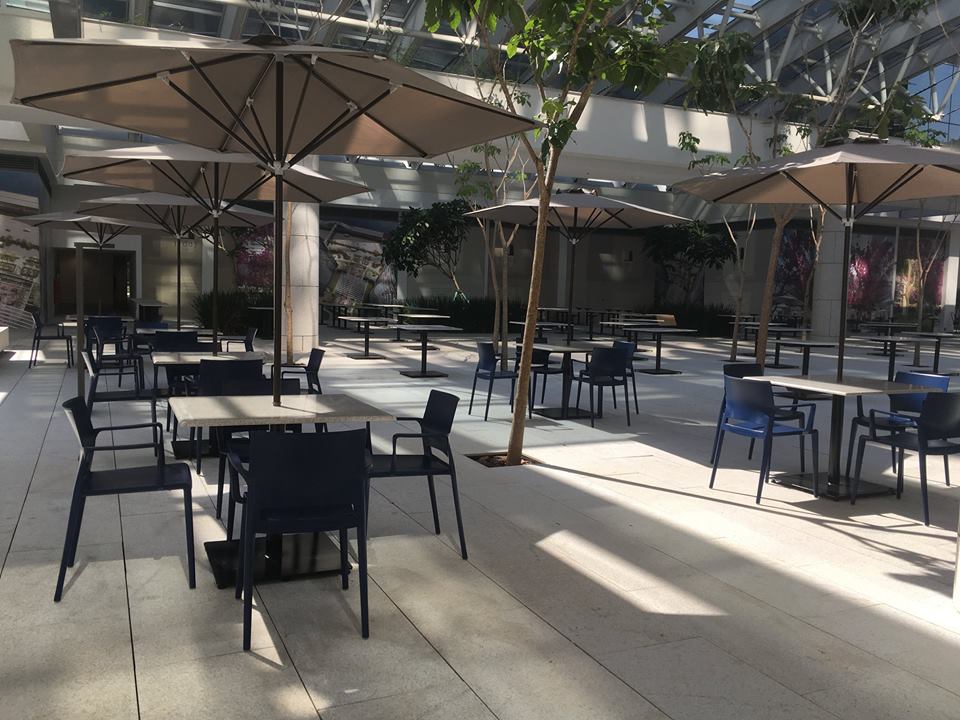 Ombrelone Centerflex Umbrosa — com pilar central sobre mesa em área externa — foto 4