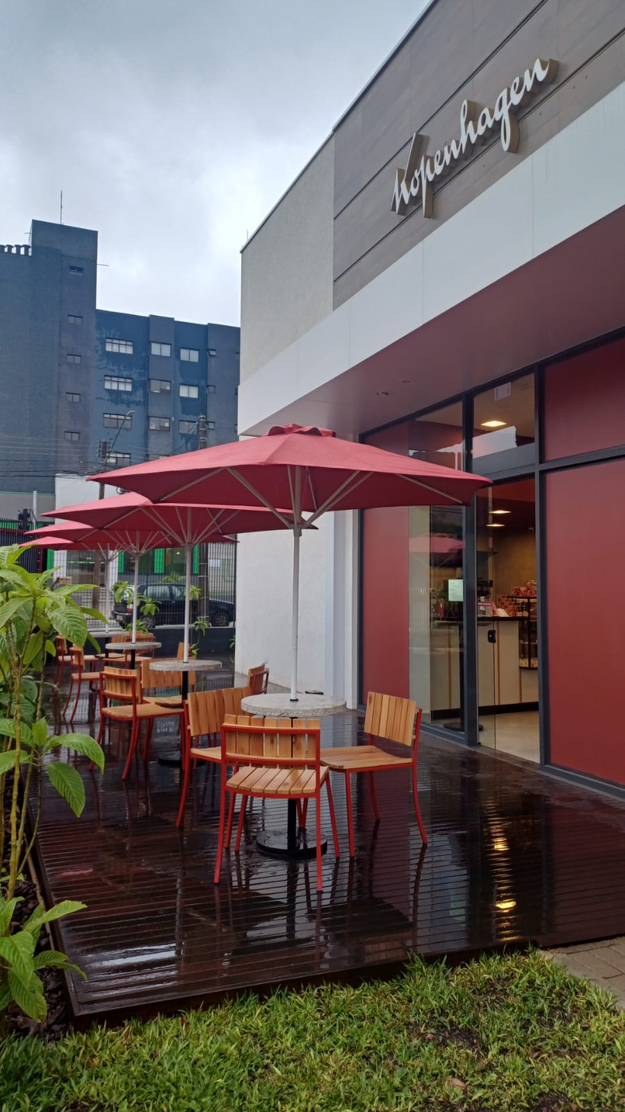 Ombrelone Centerflex Umbrosa — com pilar central sobre mesa em área externa — foto 2